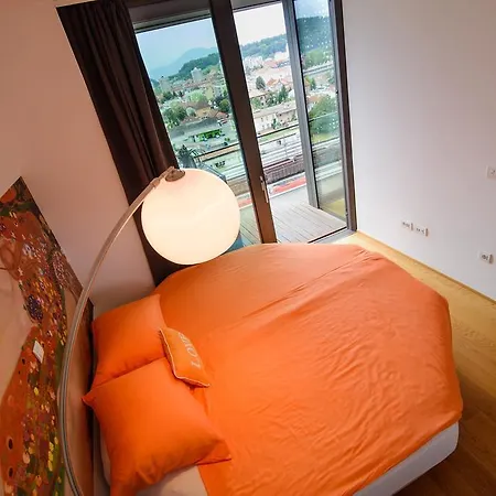 Slovenia Crib * リュブリャナ